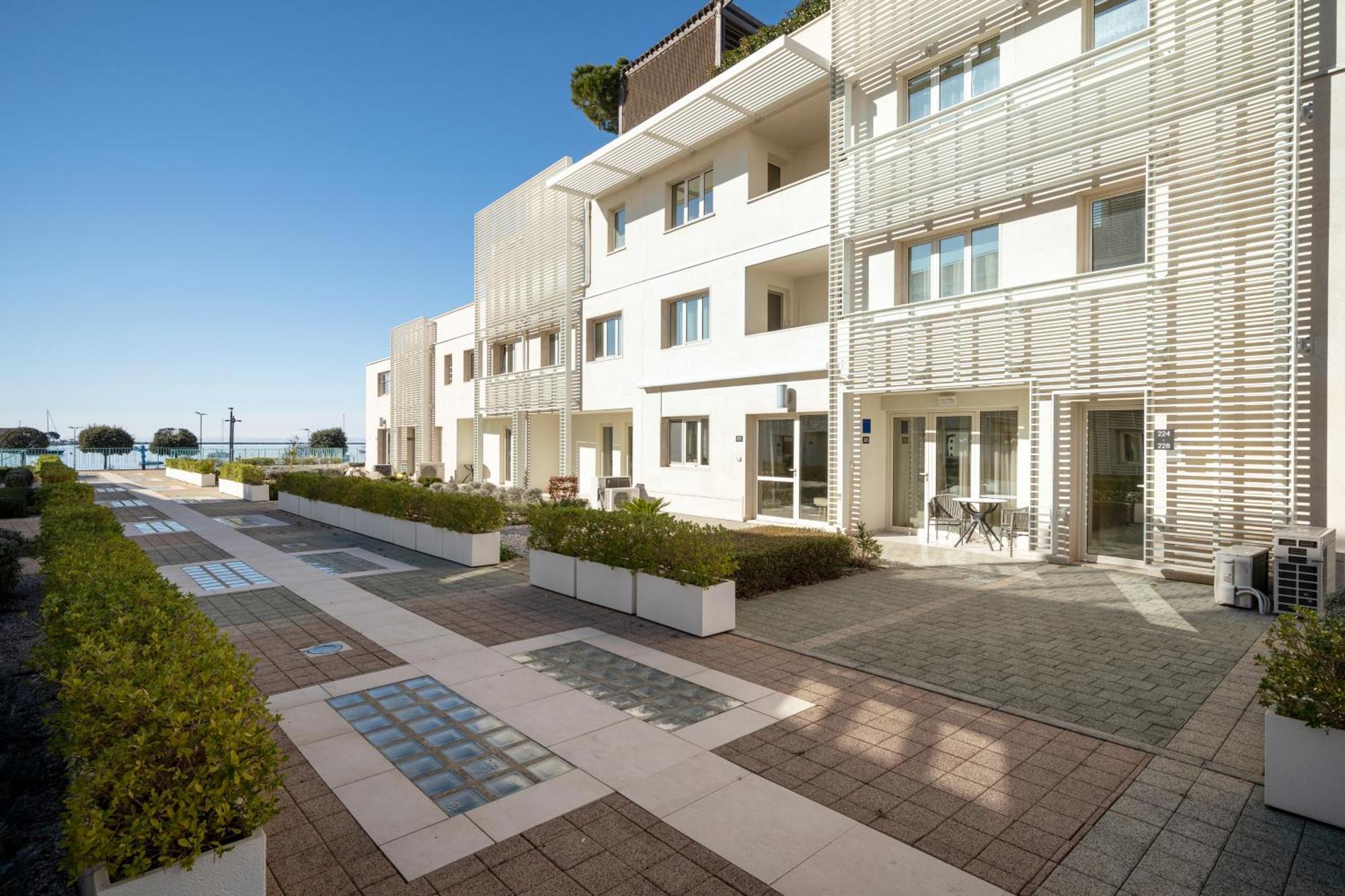Humagum Sea View Apartment - Garden Palace Umag Exterior photo